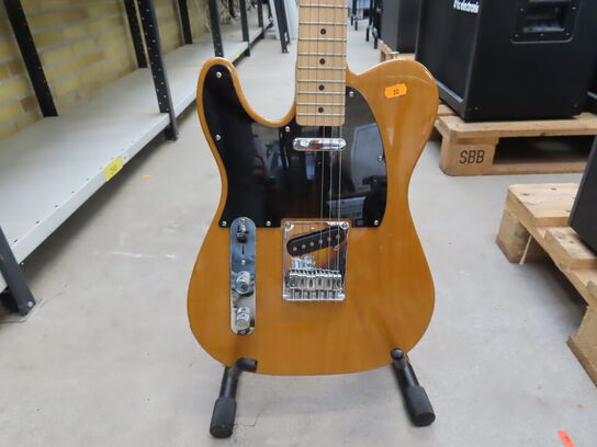 Guitar SQUIER TELE by FENDER inkl. stativ