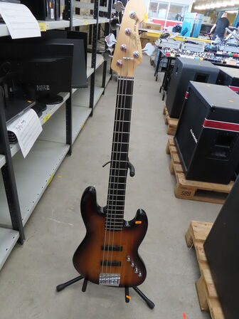 Bas 5 strenget SQUIER by FENDER inkl. Stativ