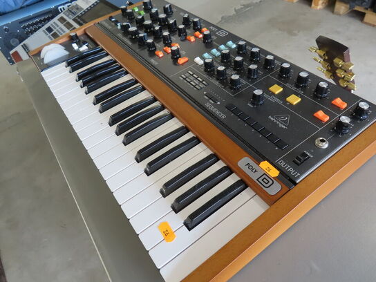 Analog Synthesizer BEHRINGER POLY D