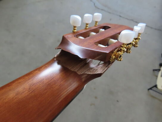Guitar YAMAHA inkl. Stativ (bemærk standen)