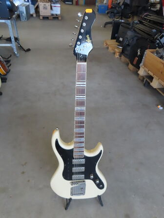 Guitar HÖFNER inkl. stativ