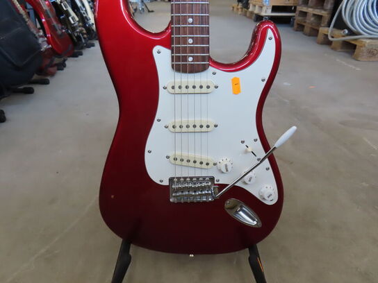 Guitar SQUIER STRAT by FENDER inkl. stativ