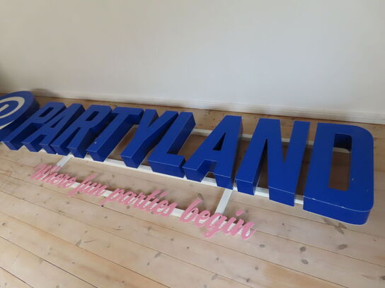 Skilt fra Partyland (3 meter langt)