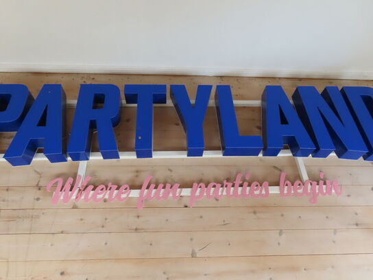 Skilt fra Partyland (3 meter langt)