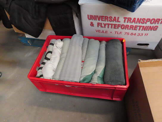 Diverse tøj, jakker, tæpper m.v. 