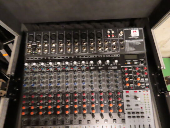 Mixerpult BEHRINGER XENUX QX2442USB samt flightcase