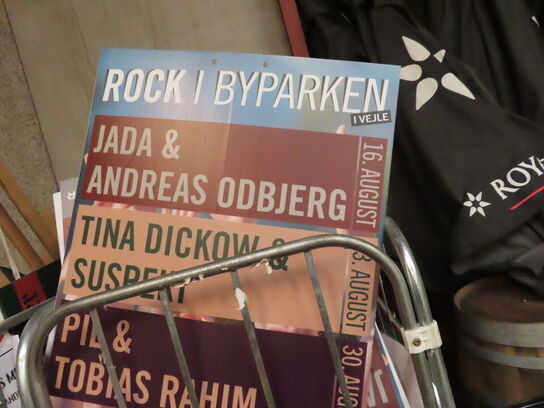 Skilte, ski, udklædning m.v. 