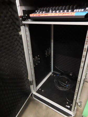 Mixerpult BEHRINGER XENUX QX2442USB samt flightcase