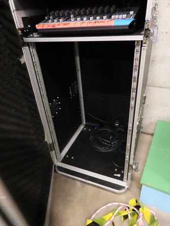 Mixerpult BEHRINGER XENUX QX2442USB samt flightcase