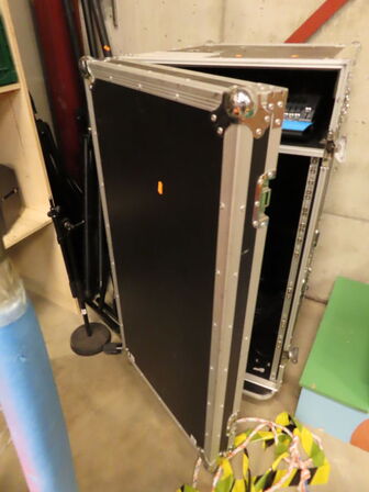 Mixerpult BEHRINGER XENUX QX2442USB samt flightcase