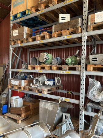 Indhold på pallereol af diverse el-artikler
