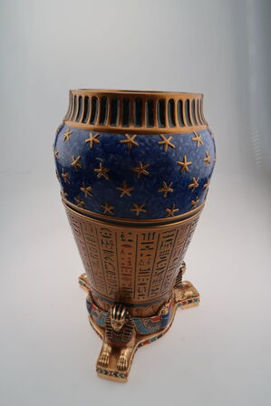 Vase med egyptiske hierogliffer og symboler