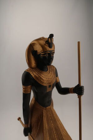 Replika figur Tutankhamon