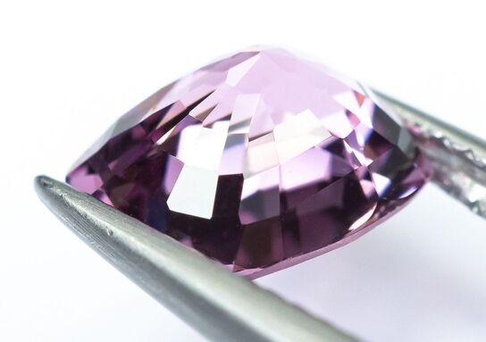 Meget sjælden, naturlig spinel 2,51 karat intens Pink/Lilla