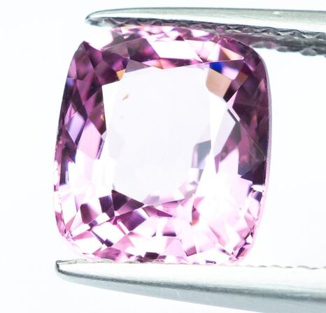 Meget sjælden, naturlig spinel 2,51 karat intens Pink/Lilla