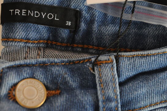 Jeans TRENDYOL (Str. 36)