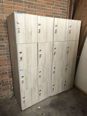 2 stk. omklædningsskabe (uden indhold)