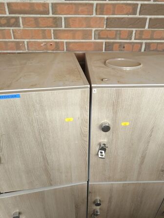 2 stk. omklædningsskabe (uden indhold)