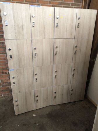 2 stk. omklædningsskabe (uden indhold)