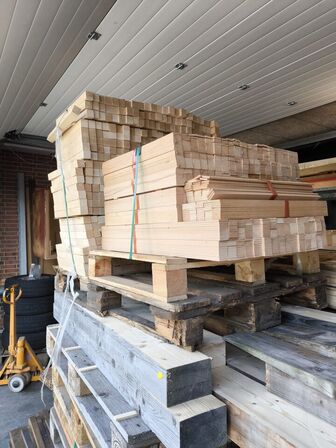 Træ og bjælker på palle (se beskrivelse)