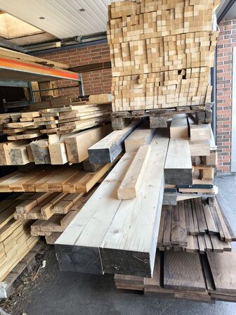 Træ og bjælker på palle (se beskrivelse)