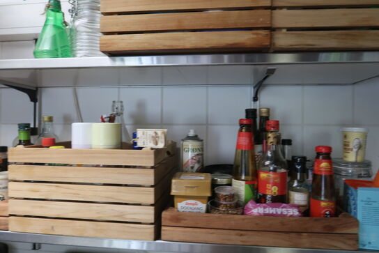 2 stk. rustfri hylder (med indhold)