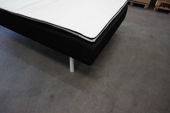 Huma Premium Boxseng med hvide træben og topmadras 120x200 cm