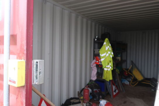 Div. materiel omkring og i container (se billeder)