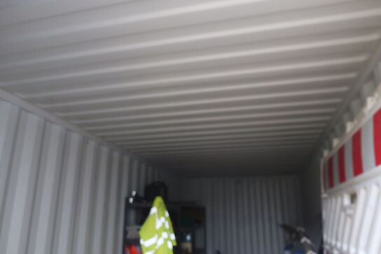 Div. materiel omkring og i container (se billeder)