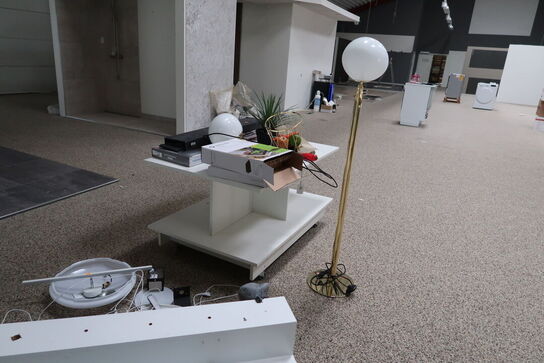 2 stk. butiksinventar uden indhold