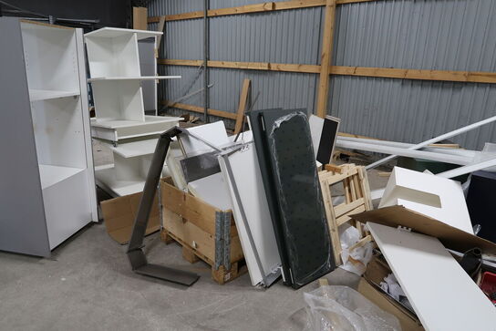Pallerammer, paller,  jernskrot, butiksinventar, reservedele, lamper, 2 stk. håndvaske, træ plader og lign.