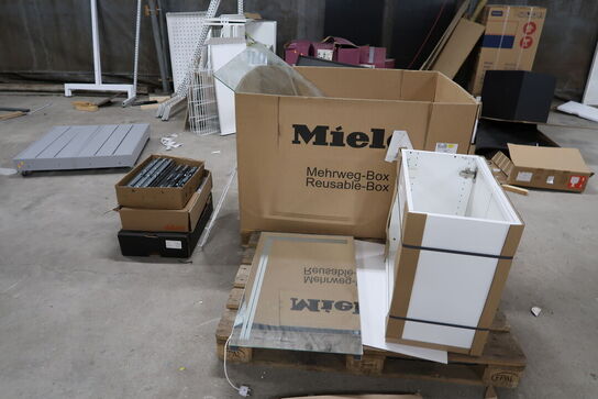 Pallerammer, paller,  jernskrot, butiksinventar, reservedele, lamper, 2 stk. håndvaske, træ plader og lign.