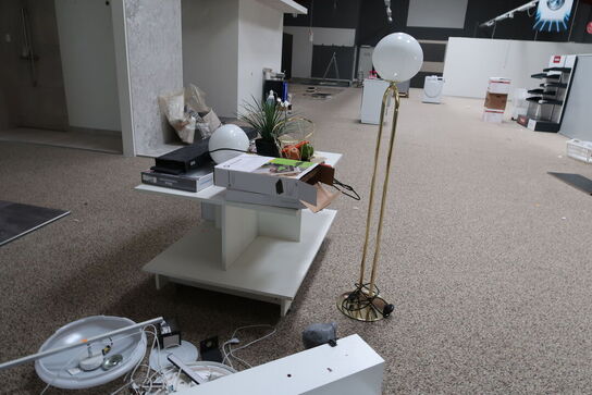 2 stk. butiksinventar uden indhold
