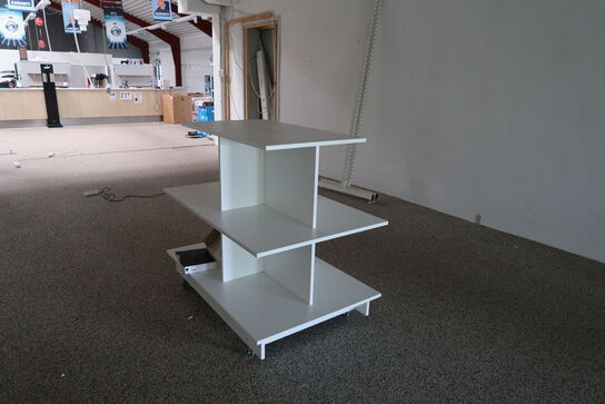 2 stk. butiksinventar uden indhold