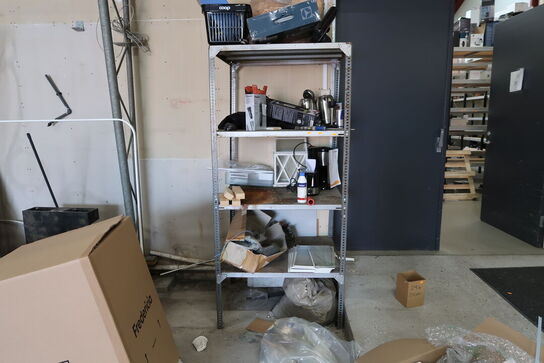 Pallerammer, paller,  jernskrot, butiksinventar, reservedele, lamper, 2 stk. håndvaske, træ plader og lign.