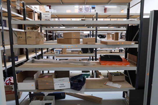 Indhold på reol bestående af div. Lamper, bestikbakker m.m.