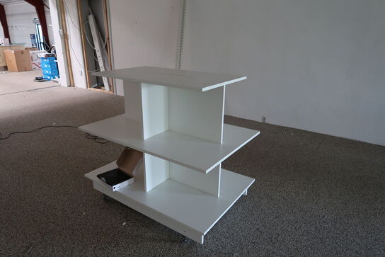 2 stk. butiksinventar uden indhold