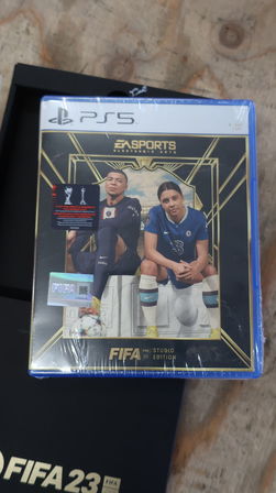 Spil FIFA 2023 til PS5 inkl. kasket og drikkedunk