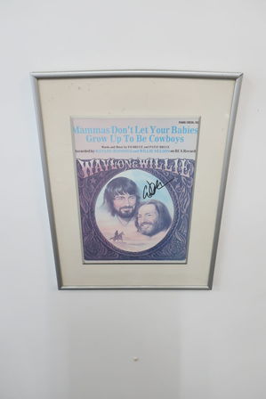 Signeret plakat "Mammas Don't Let Your Babies Grow Up To Be Cowboys" Waylon Jennings og Willie Nelson