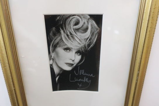 Signeret billede "Joanna Lumley"