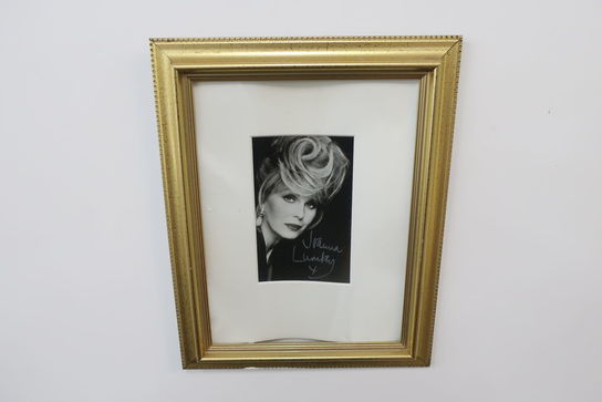 Signeret billede "Joanna Lumley"