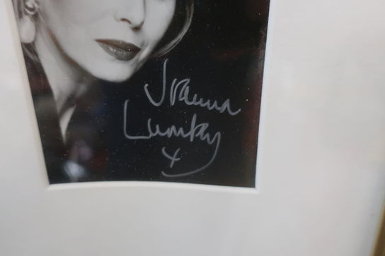 Signeret billede "Joanna Lumley"