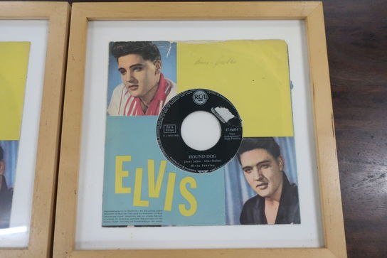 4 stk. indrammede vinyl singler "Elvis Presley" med håndskrevne inskriptioner