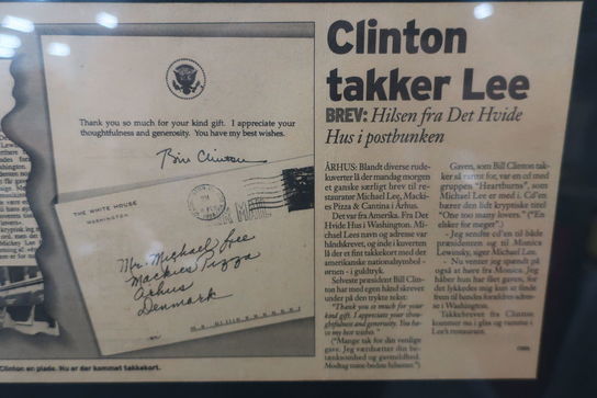 Avisudklip samt brev signeret "Bill Clinton"