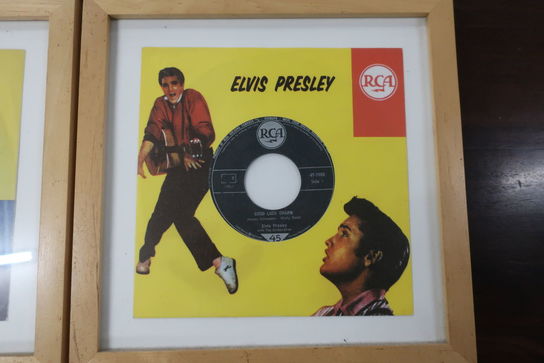 4 stk. indrammede vinyl singler "Elvis Presley" med håndskrevne inskriptioner