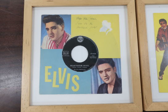 4 stk. indrammede vinyl singler "Elvis Presley" med håndskrevne inskriptioner