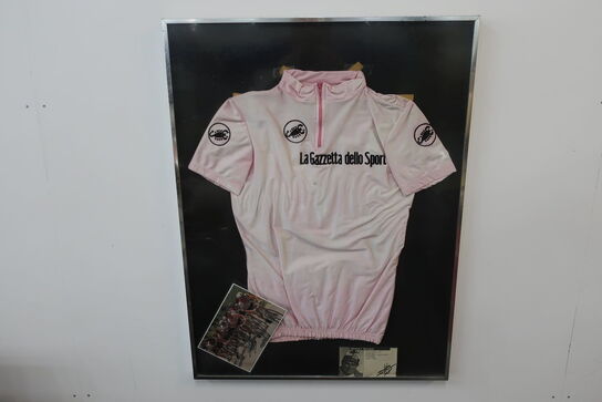 Førertrøje Giro d'Italia 1985 "Bernard Hinault" samt 2 stk. signaturer