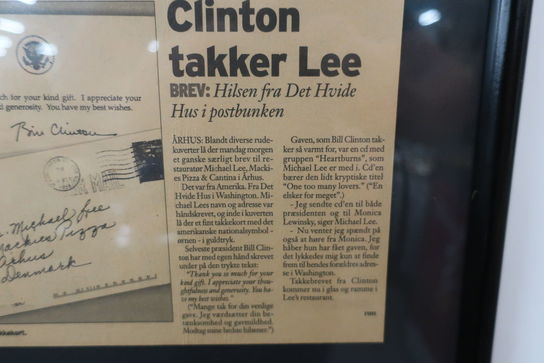 Avisudklip samt brev signeret "Bill Clinton"