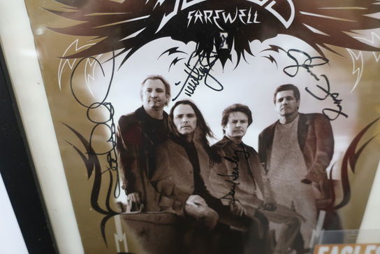 Signeret koncertprogram "Eagles - Farewell I Tour"