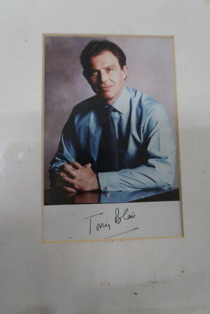 Brev fra 10 Downing Street med signeret foto af Tony Blair